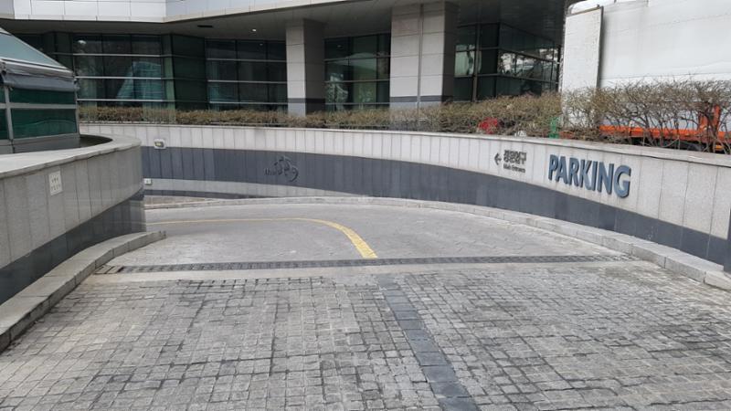 더샵스타리버 정문 지하주차장입구입니다