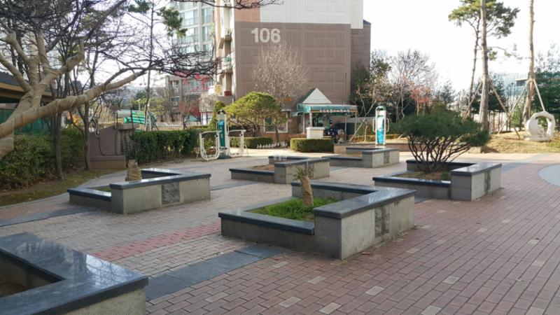 단지 내 작은 공원이 있어 저녁이나 주말에 가벼운 산책을 즐기기에도 안성맞춤이에요
