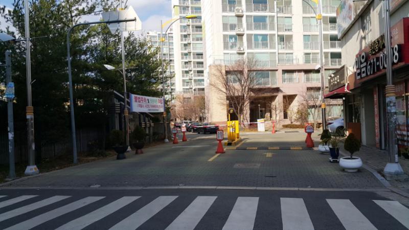 정문 앞 바로 횡단보도와 연결되는 곳에 출입구가 위치해 있으며 바로 건너편 버스정류장으로 한번에 건널 수 있어 편리하게 이용이 가능해요