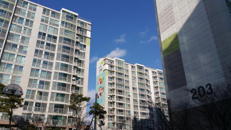 2006년 11월에 입주한 단지인 만큼 부분적으로 연식이 느껴지지만 전체적으로 양호하게 관리된 단지 외관이에요 