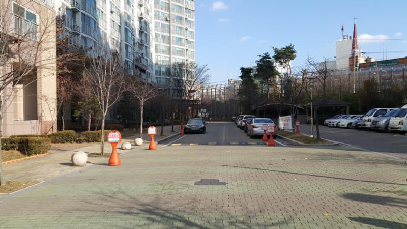 지상주차장과 인접한 단지 내 도로에요