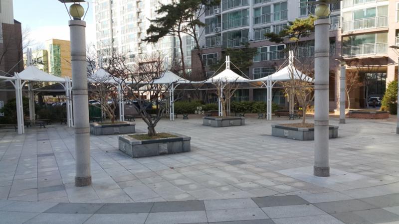 단지 내 위치한 공원으로 산책로와 입주민 운동시설들이 배치되어 있고 휴게시설과 조명이 설치되어 있어 편리하게 이용하실 수 있어요