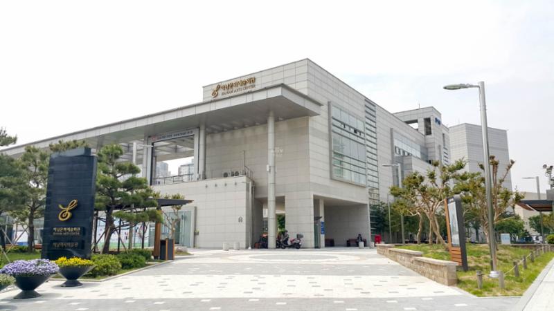 단지 주변에 위치한 하남종합문화예술회관입니다