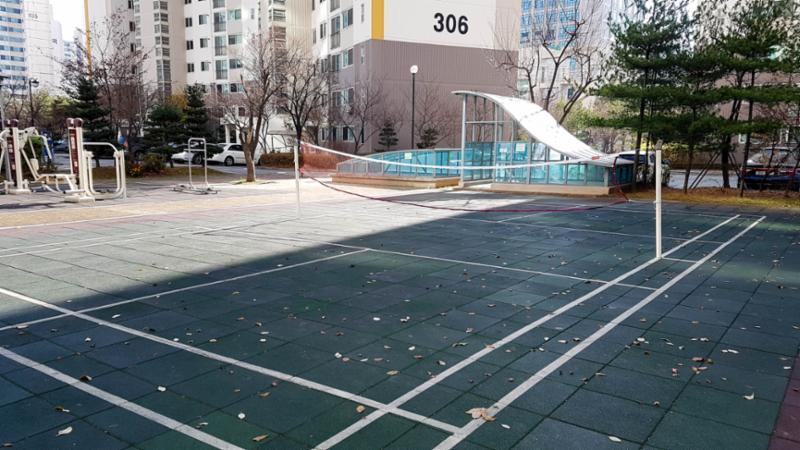 체력 단련이 가능한 다양한 운동기구가 설치된 단지 내 체육시설이에요