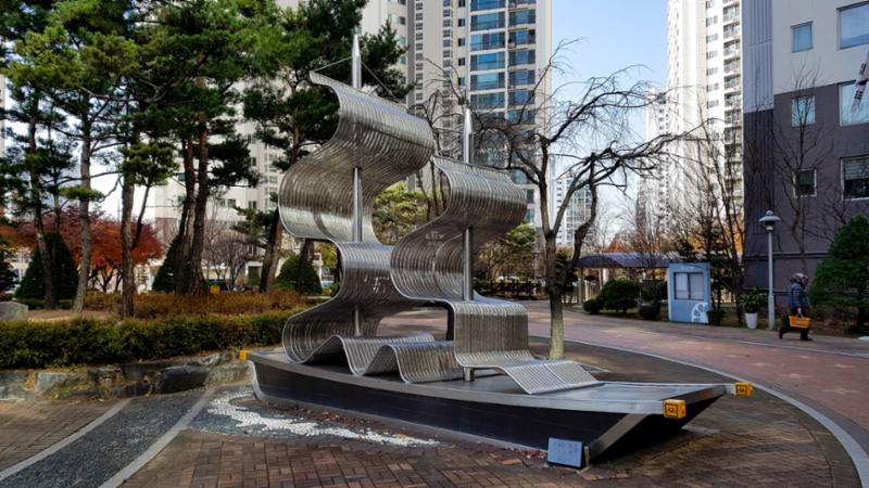 단지 곳곳에 잘 관리된 화단과 다양한 조형물이 갖춰져 있어 보는 재미가 있는 단지 전경이에요