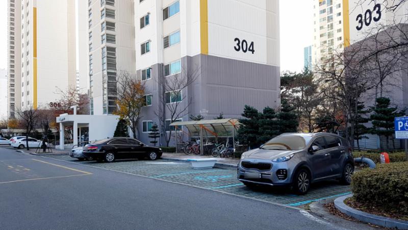 현관과 바로 연결되는 지상 주차장입니다