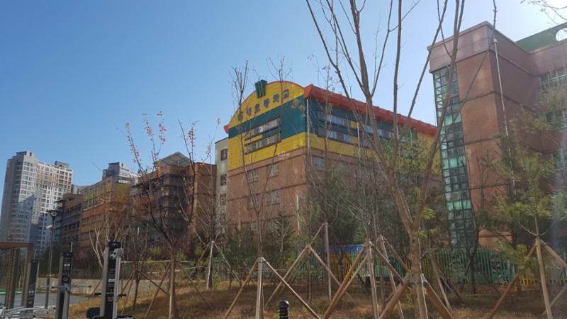 단지 주변으로 배정학교인 신평초등학교가 있습니다