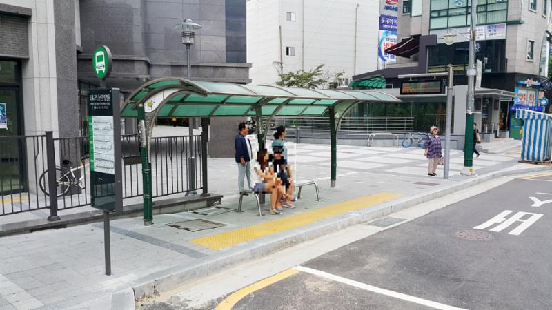 오목교역과 인접한 버스정류장입니다