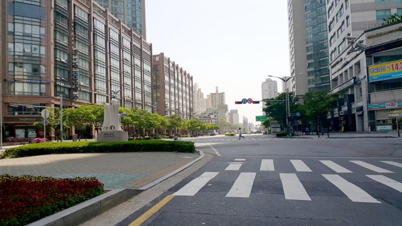 인접한 왕복 6차로의 오목로 입니다