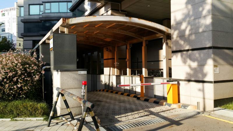 다수의 상가 점포와 주차장을 함께 이용하지만 입주민과 방문객의 주차출입구가 달라 편리합니다