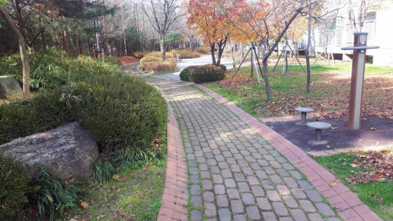 단지를 따라 걸으며 자연을 느낄 수 있는 쾌적한 단지 내 산책로고요