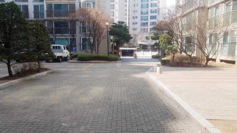 단지 내부를 가로지르는 도로입니다