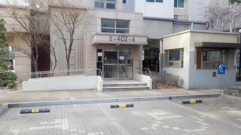 방배아이파크의 402동 1층 공용현관 입구에요