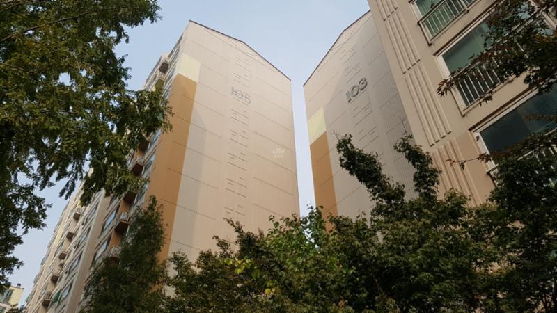 2006년에 입주한 단지로, 단지 외관이 깨끗하게 관리되고 있어요