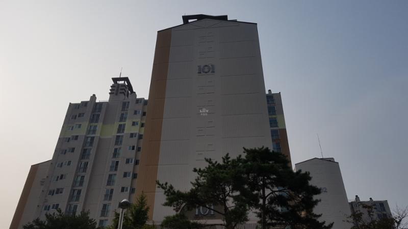 망우금호어울림 101동 단지 전경으로 단지 최고 층수는 15층 규모로 이루어져 있어요