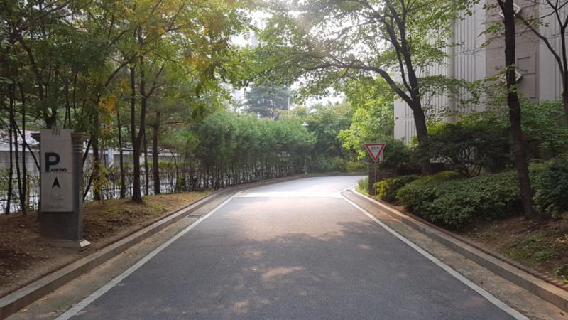 주차장으로 향하는 단지 내 도로에요