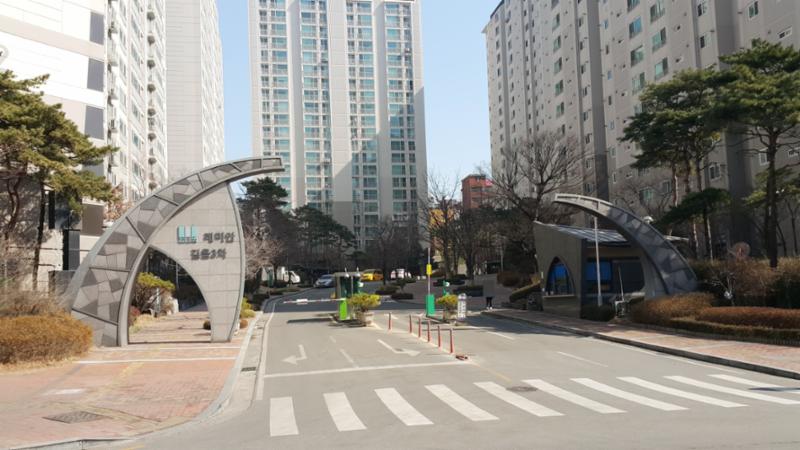 멋스러운 문주가 돋보이는 길음뉴타운6단지래미안 단지정문이에요