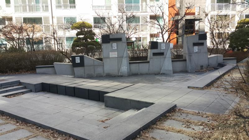 단지 곳곳에 잘 관리된 화단과 다양한 조형물이 갖춰져 있어 보는 재미가 있는 단지조경이에요