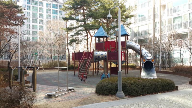 단지 내에 위치한 어린이놀이터 모습이에요