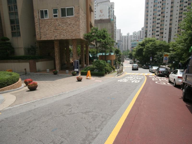정문앞도로