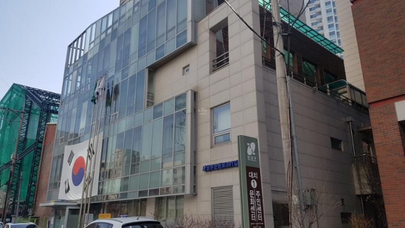 단지 주변으로 주민센터가 가까이에 위치해 있어 멀리 나가지 않고도 동사무소에서의 다양한 업무를 쉽게 이용할 수 있습니다