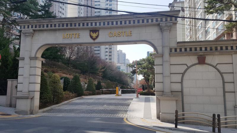 대치롯데캐슬리베 특유의 멋스러운 문주가 돋보이는 정문의 모습이네요