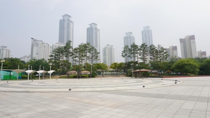 단지와 인접해 있는 동탄센트럴파크입니다
