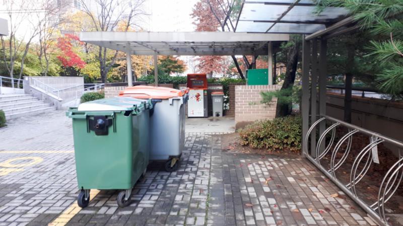 단지 한쪽에 마련된 분리수거장이에요