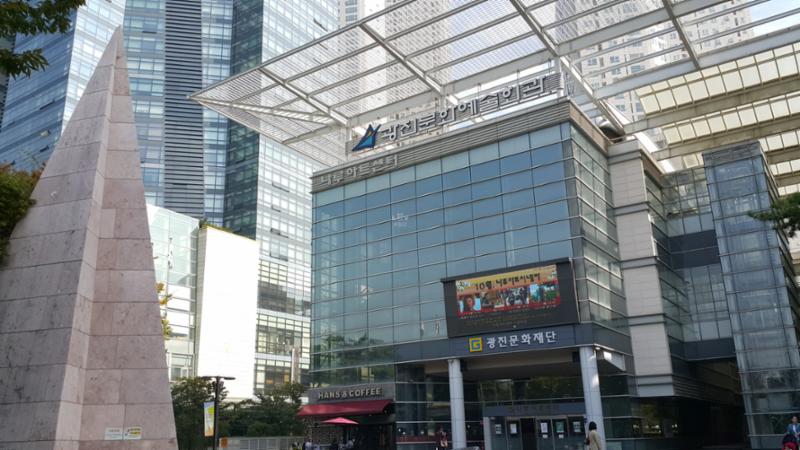 단지 인근에 위치한 생활편의시설로 대중교통을 이용하여 주말에 가족들과 함께 문화생활을 즐길수 있습니다