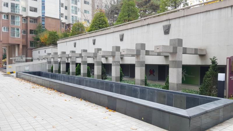 단지 곳곳에 잘 관리된 화단과 다양한 조형물이 갖춰져 있어 보는 재미가 있는 단지 전경이에요