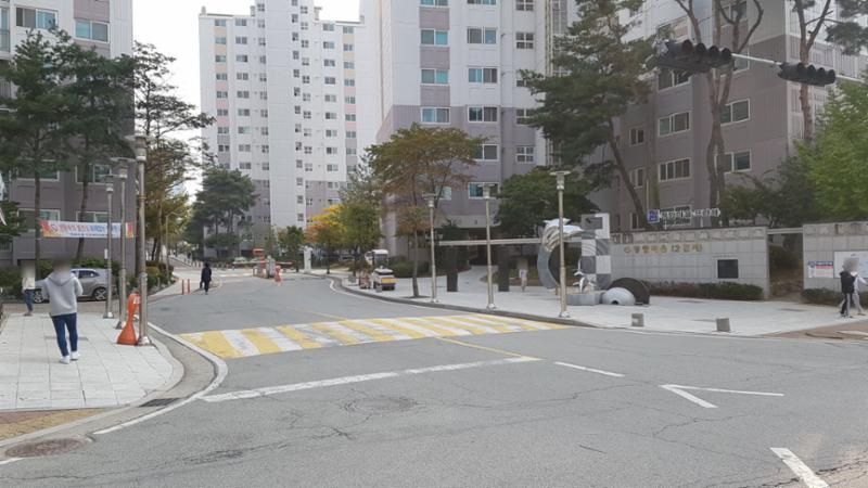 대리석으로 깔끔하게 시공된 정문 입구 모습이에요