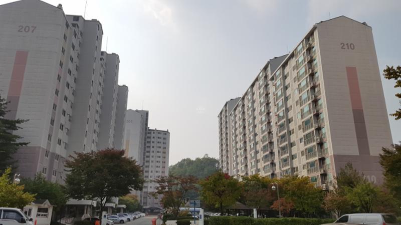 2006년에 입주한 단지로, 외관이 깨끗하게 관리된 편이며, 넉넉한 동간 거리를 확보하여 입주민의 프라이버시를 보호할 뿐만 아니라 개방감도 함께 느낄 수 있어요