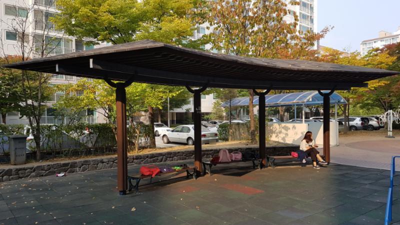 멋스러운 조경시설과 조화롭게 꾸며진 주민쉼터 공간이에요