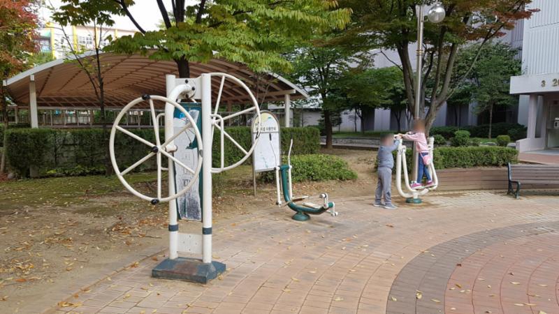 밖으로 멀리 나가지 않고도 가벼운 스트레칭이나 운동을 즐기기 좋은 운동공간이에요