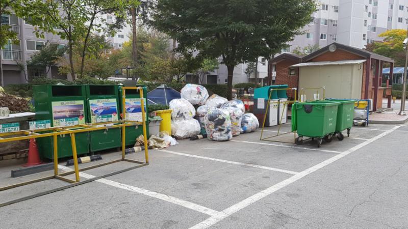 주민들의 이동 경로를 배려해 주차장 외진 곳에 마련된 분리수거장이에요