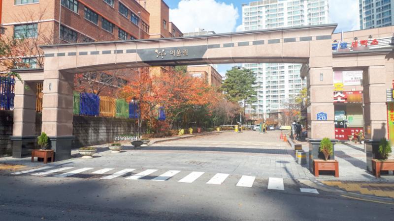 단지의 이미지를 높여주고 아파트 가치를 드높여 주는 멋스러운 대형 문주가 마련된 정문이에요