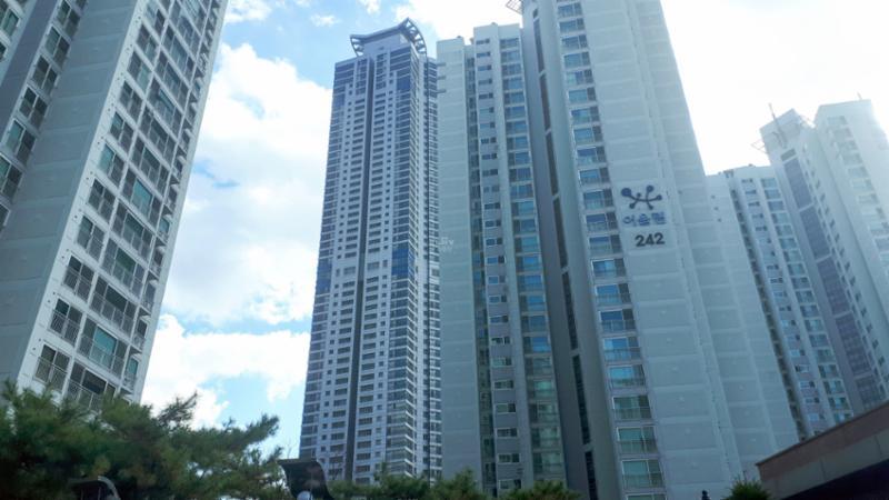 동탄시범한빛마을금호어울림 아파트의 깔끔하고 세련된 전경 사진이에요