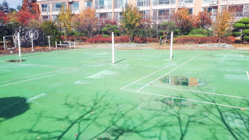 라인이 그려진 단지 내 운동 공간입니다