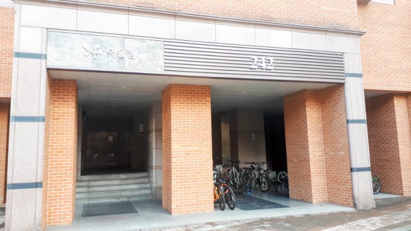 고급스러운 디자인의 공용현관 입구이에요