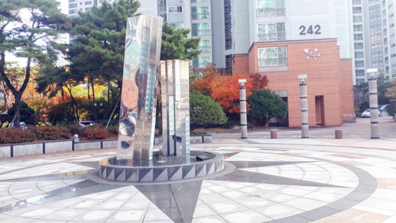 단지 곳곳에 잘 관리된 화단과 다양한 조형물이 갖춰져 있어 보는 재미가 있는 단지 전경이에요