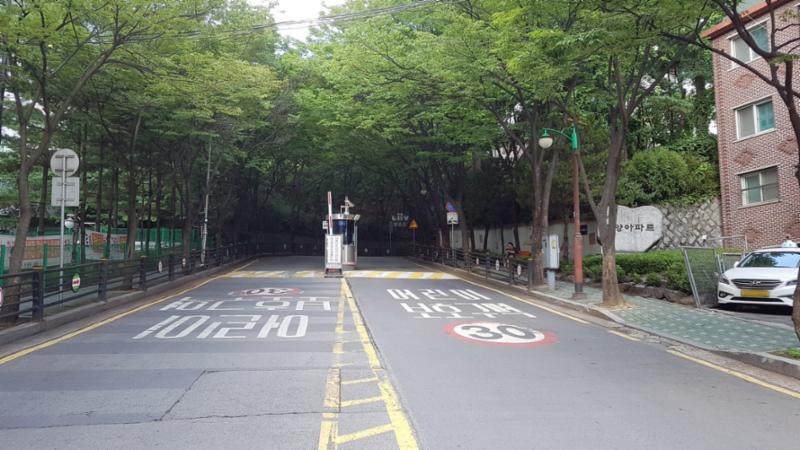 홍제한양 아파트의 정문이에요