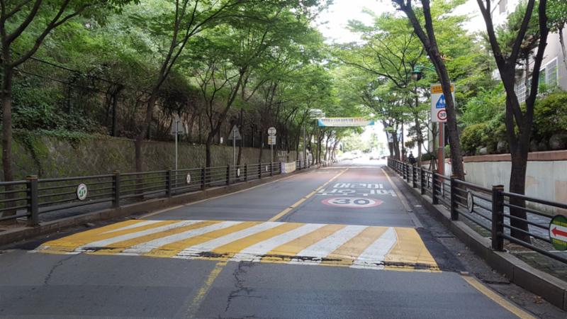 홍제한양의 단지 내 도로에요