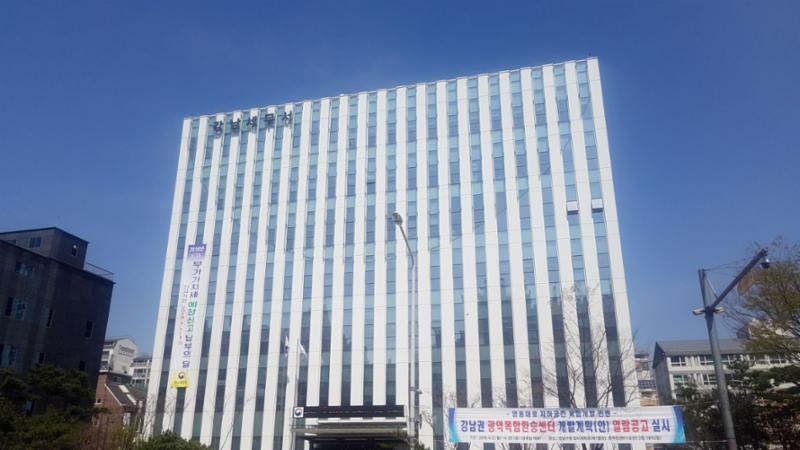 단지 인근에 강남세무서가 위치하고 있어, 주민들의 세무 관련 업무를 보다 신속하고 편안하게 처리해 줄 수있는 공공기관으로 편리하게 이용이 가능합니다