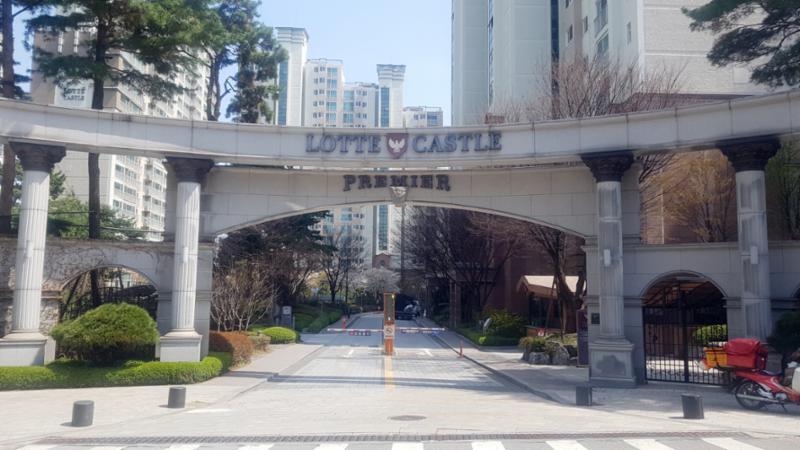 멋스러운 문주가 돋보이는 단지 정문이에요