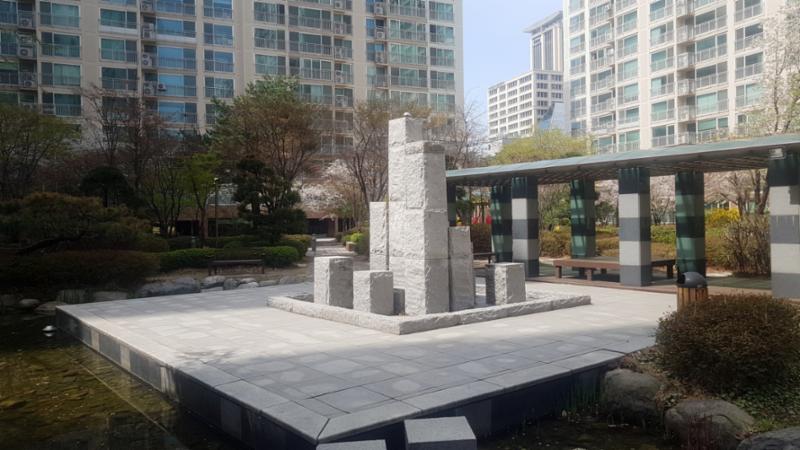 단지 곳곳에 잘 관리된 화단과 다양한 조형물이 갖춰져 있어 보는 재미가 있는 수변시설이에요