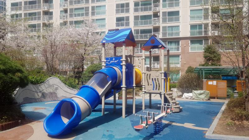 안전 바닥재 사용으로 아이들이 더 안전하게 뛰어놀 수 있고 먼지 없는 쾌적한 놀이터에요
