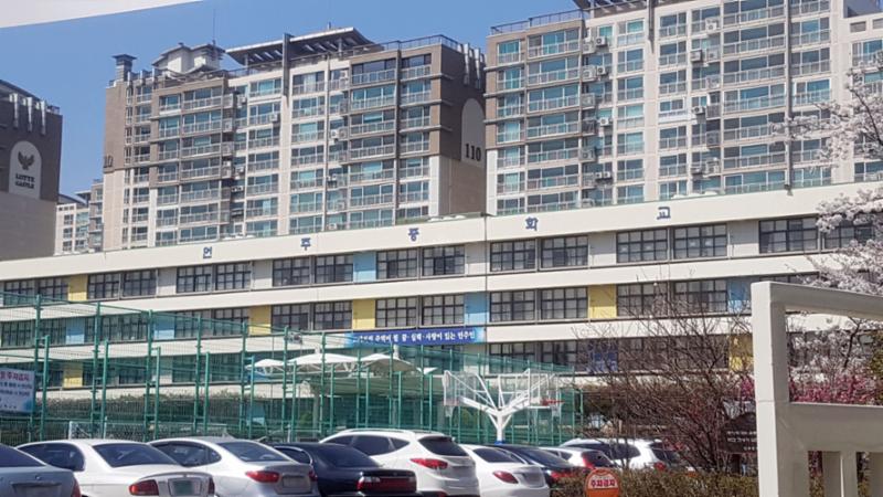 단지에서 도보 1분 거리에 위치해 있는 언주중학교입니다