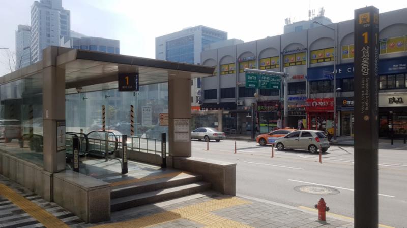 도보 13분 거리에 위치한 지하철 9호선 삼성중앙역입니다