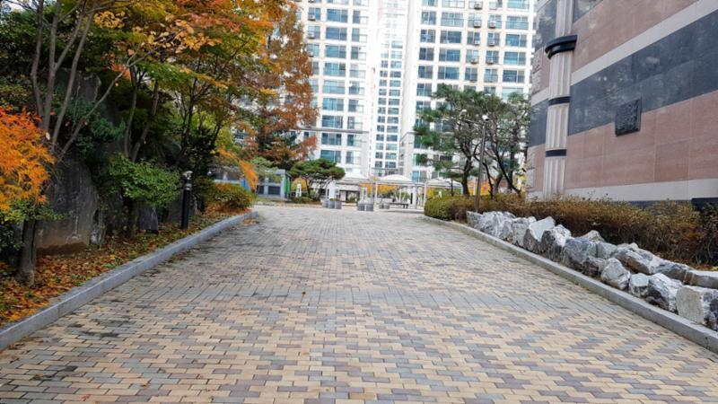 벽돌 타일로 지어진 보행로에요