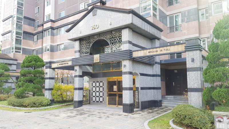 고급스러운 디자인의 공용현관 입구이에요